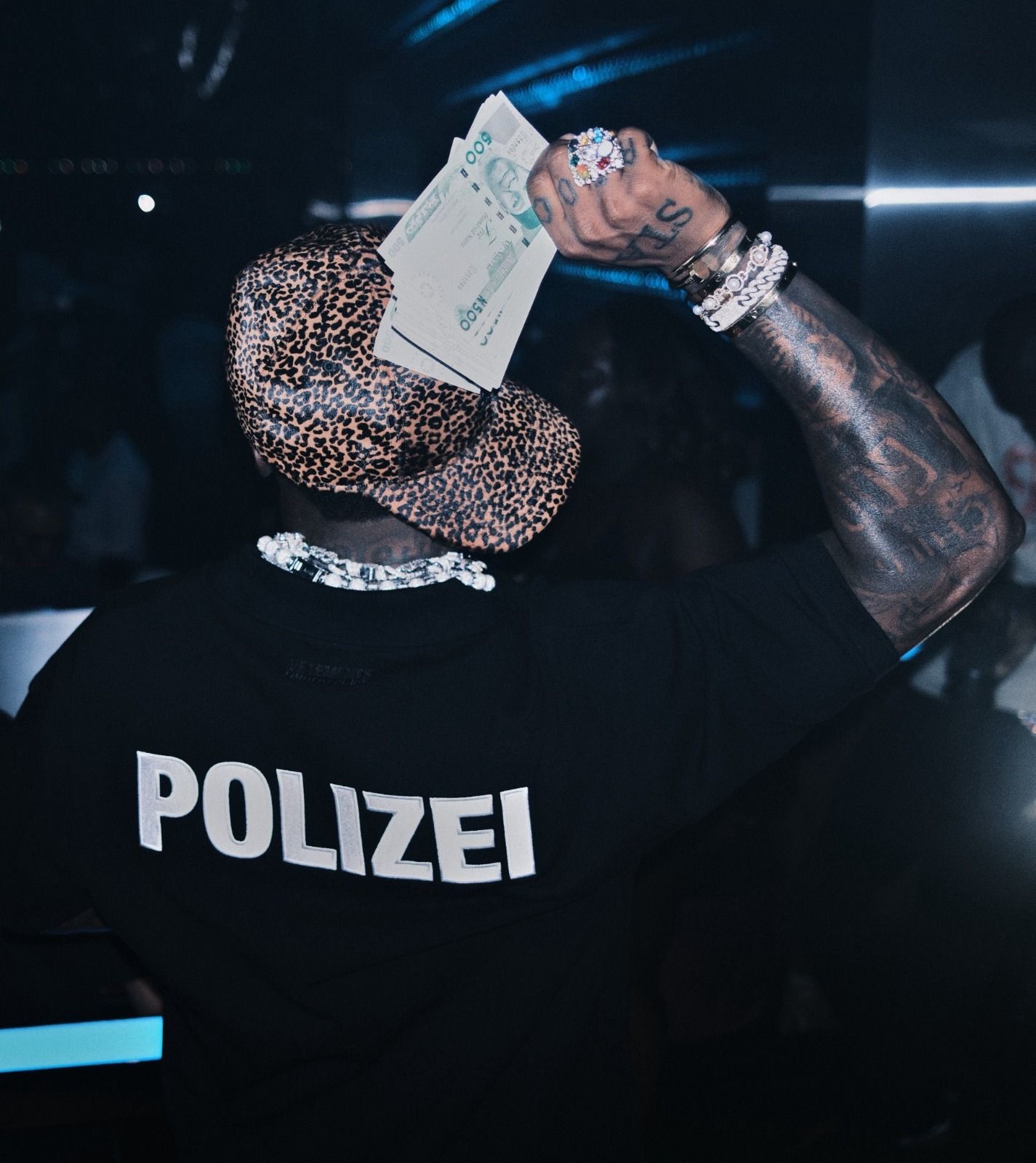 Asake flaunts naira stacks, sparks buzz online