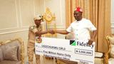Immigration officer rewarded with N5m for arresting fleeing suspect