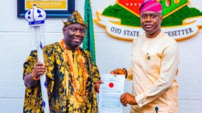 Despite kingmakers’ opposition, Makinde presents staff of office to new Alaafin