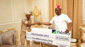 Immigration officer rewarded with N5m for arresting fleeing suspect