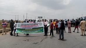 Students block Lagos-Ibadan Expressway, demand justice for missing LASU graduate