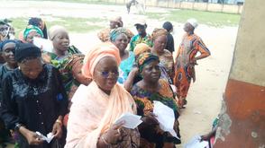 Video: APC members queue for ₦2,000, ₦1,500 after participating in Presidential primaries