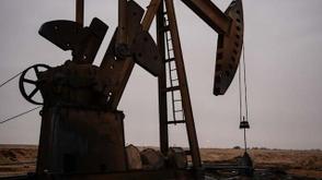 Oil stays at lower level after price drop due to Iran deal