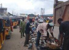 Ejigbo Chairman leads clean-up, warns residents against illegal refuse dumping