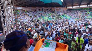 Senator Adeola empowers 3,000 Ogun central traders with N75,000 grants