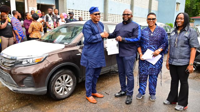 Sanwo-Olu presents official vehicles to Directors in public service