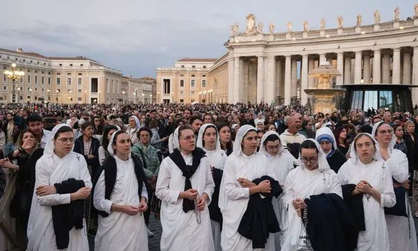 Catholics mourn, celebrate mass for Pope
