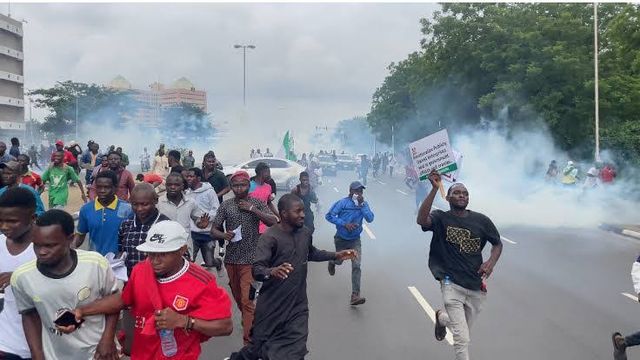 Police unleash tear gas on protesters, journalists at Abuja’s Berger junction