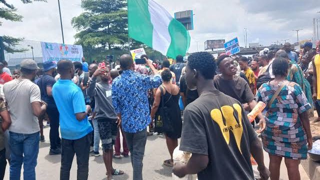 Protesters block major roads in Jos, calling on Tinubu to address the nation