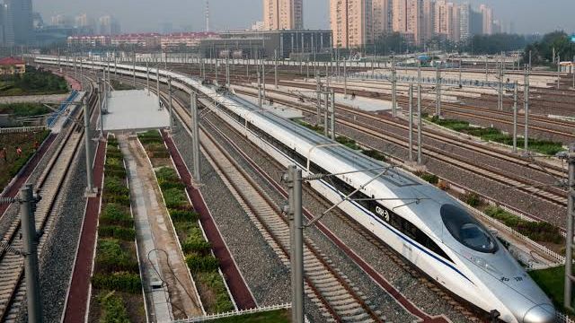 China launches high-speed railway to link 2 economic hubs