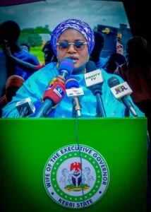 Kebbi Governor’s wife distributes bags of rice, cash to women, youths