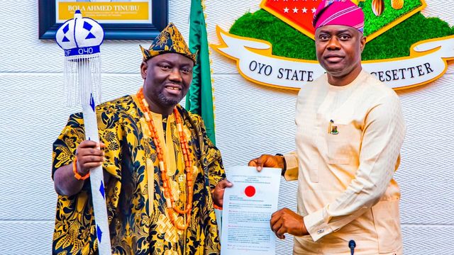 Despite kingmakers’ opposition, Makinde presents staff of office to new Alaafin