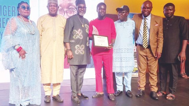 Garlands of commendation as Energy Times bestows posthumous award on Ibiyemi