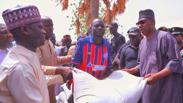Zulum delivers grains donated by FG to 10,000 residents in Pulka