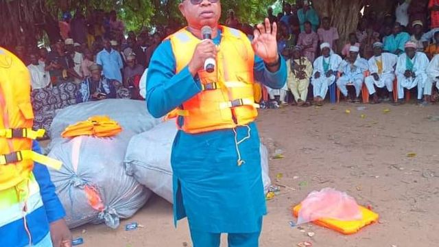 Niger Boat Mishap: NIWA Boss, Bola Oyebamiji sympathises with victims, distributes safety kits