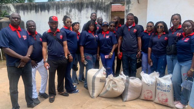Foundation donates bags of rice, beans, cash to inmates