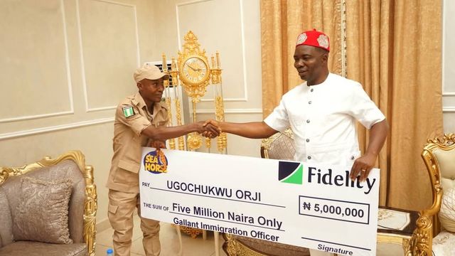 Immigration officer rewarded with N5m for arresting fleeing suspect
