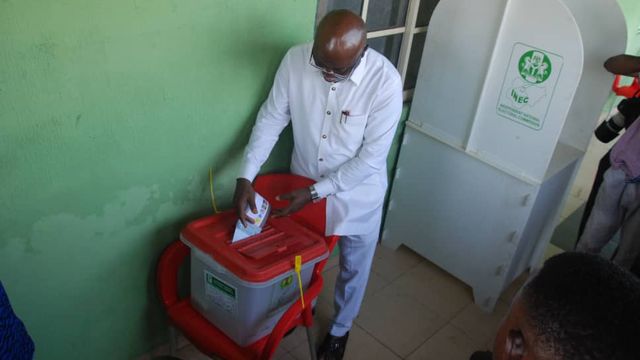 #OndoDecides2024: Aiyedatiwa votes at Ilaje LG polling unit