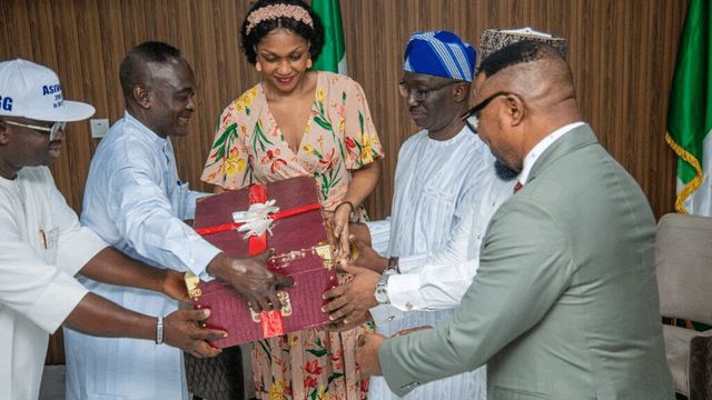 Okpebholo receives Royal Gift from Oba Of Benin