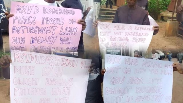 Umuahia rocked by a protest by some aggrieved staff of the ministry over salary deductions