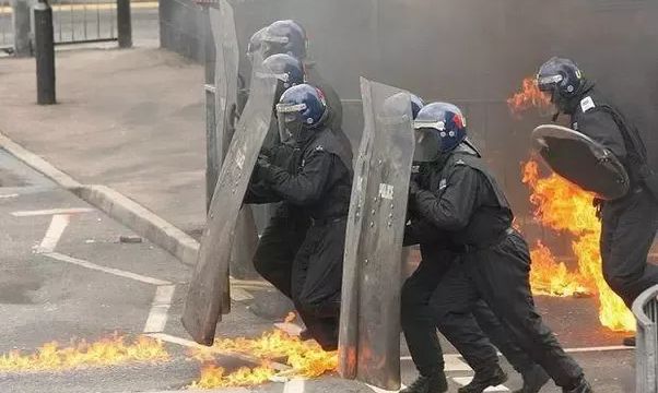 UK dispatches 6,000 officers to suppress riots