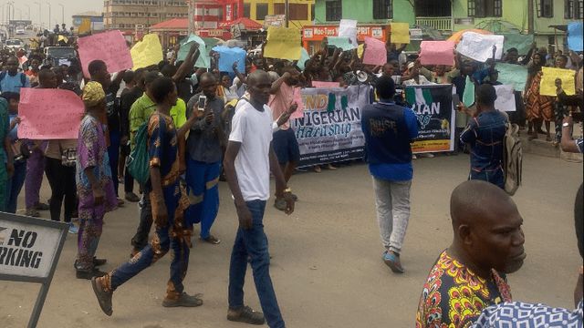 Protesters in Ibadan ignore Nigerian police presence
