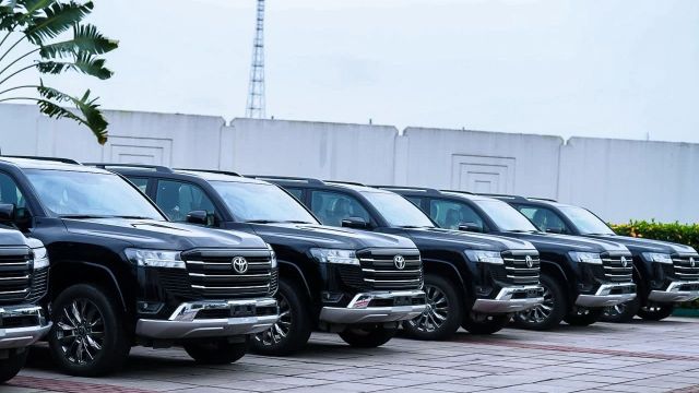 Governor Eno gifts brand-new SUVs to Fmr Deputy Govs
