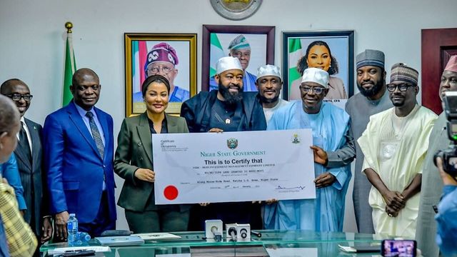 Niger State Gov’t presents CofO for 100,000 hectares to FG