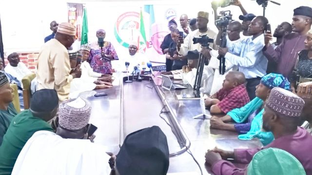 Adamawa PDP chairman, 21 LG leaders defect to APC