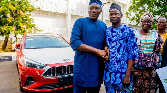Abiodun rewards Nigeria’s best Teacher with brand new car