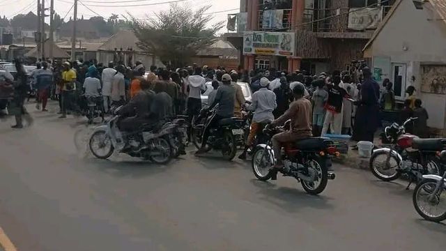 Daring victim wrestles gun from robbers, shoots one in Minna restaurant ambush