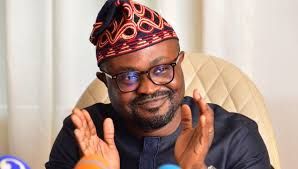 Minister orders withdrawal of passports from individuals who renounce citizenship