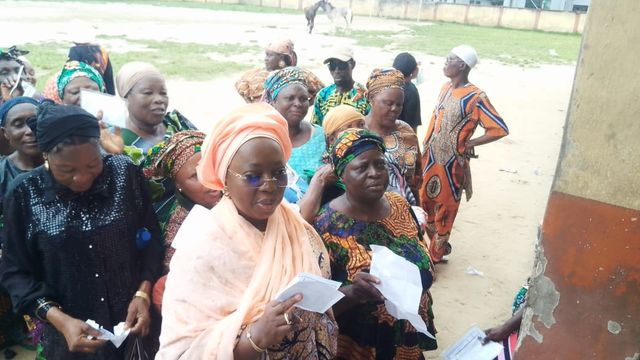 Video: APC members queue for ₦2,000, ₦1,500 after participating in Presidential primaries