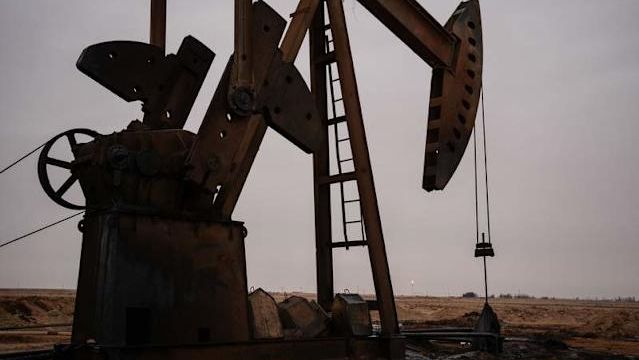 Oil stays at lower level after price drop due to Iran deal