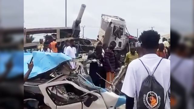 Driver flees Lekki-Epe expressway crash after hitting pedestrian