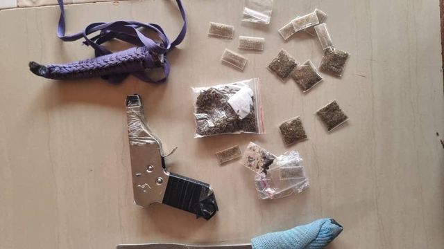 Police arrest suspected robber, recover fake gun, drugs