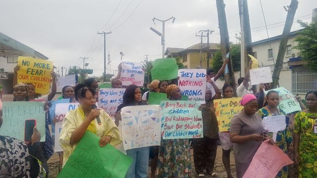 ‎Teachers, Parents protest abduction of Oyo school pupils, demand immediate action