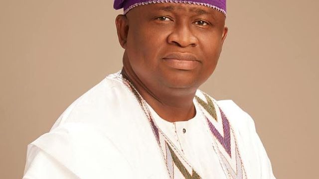 Senator Adeola empowers 3,000 Ogun central traders with N75,000 grants