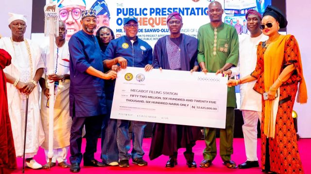 Sanwo-Olu pays N3.1bn compensation to land owners