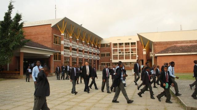 Expert urges graduating students to embrace innovation, problem-solving