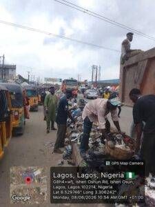 Ejigbo Chairman leads clean-up, warns residents against illegal refuse dumping