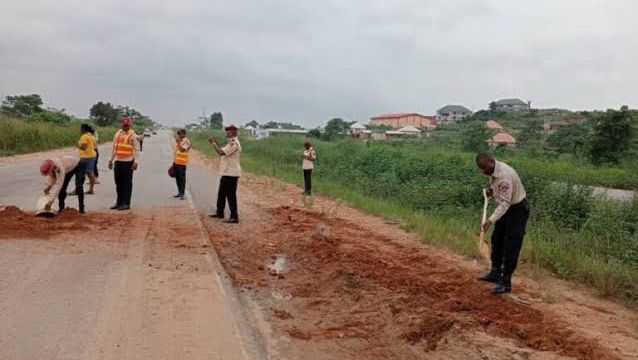 FRSC undertakes palliative repairs on bad portions of Ajase-Ipo–Ilorin road