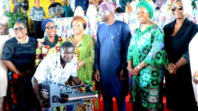 Sanwo-Olu presents 4,000 start-up tools, urges beneficiaries to build livelihoods