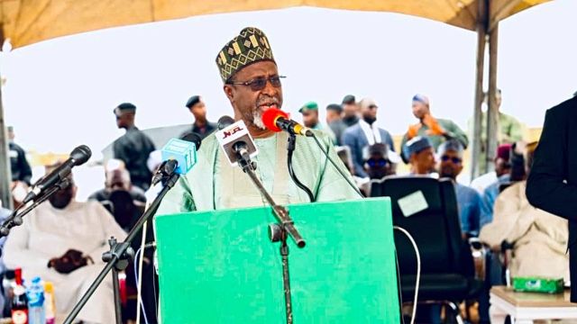 FG unveils regulations to curb plastic pollution
