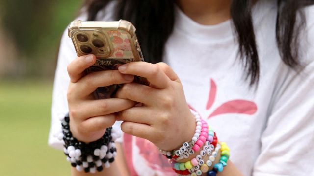Greek parliament approves social media ban for under-15s from January