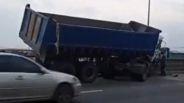 Disaster averted as tipper dangles off bridge on Lagos-Ibadan Expressway