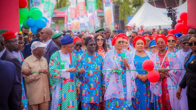 Remi Tinubu commissions 50 CNG buses in Edo, unveils ₦1bn empowerment scheme